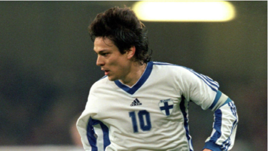 芬兰足球传奇球员担任荣誉赛评委