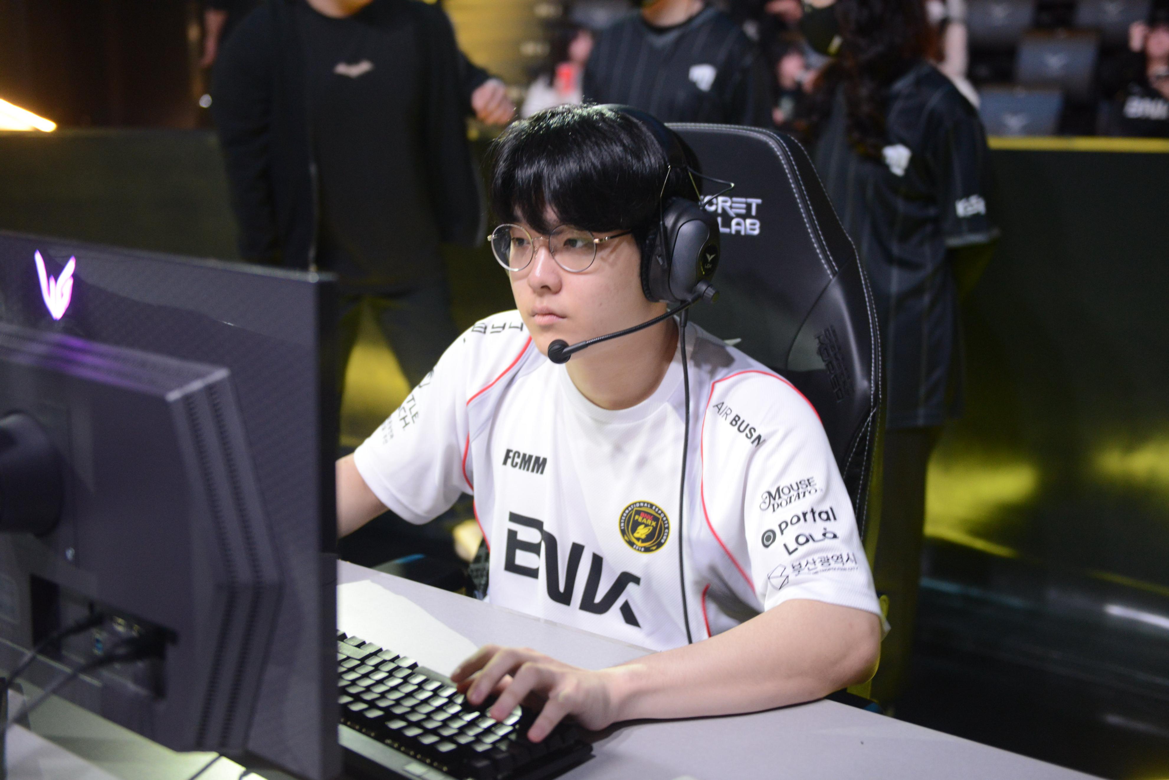 DK翻盘V5,BDD团战一打五顶尖较量小组赛,引爆全场热议 DK翻盘V5,BDD团战一打五顶尖较量小组赛,引爆全场热议